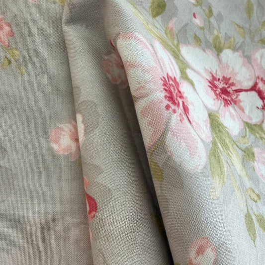 light gray quilting cotton fabric with pink vintage roses floral pattern – Sasha’s Atelier Canada