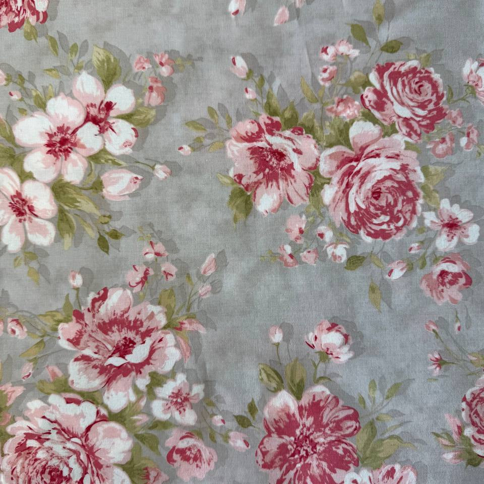 light gray quilting cotton fabric with pink vintage roses floral pattern – Sasha’s Atelier Canada