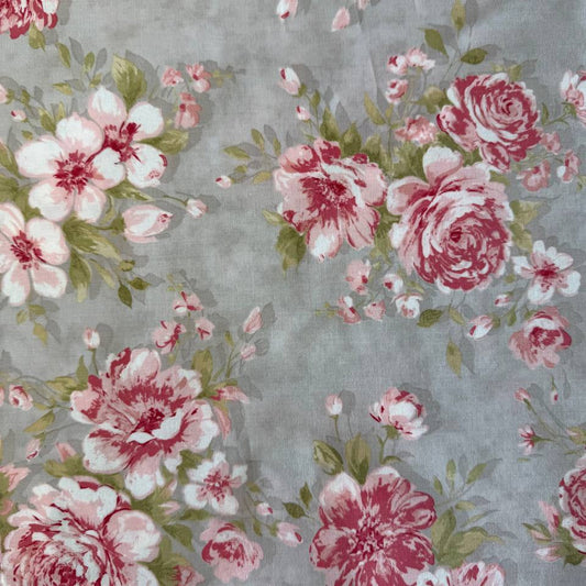 light gray quilting cotton fabric with pink vintage roses floral pattern – Sasha’s Atelier Canada