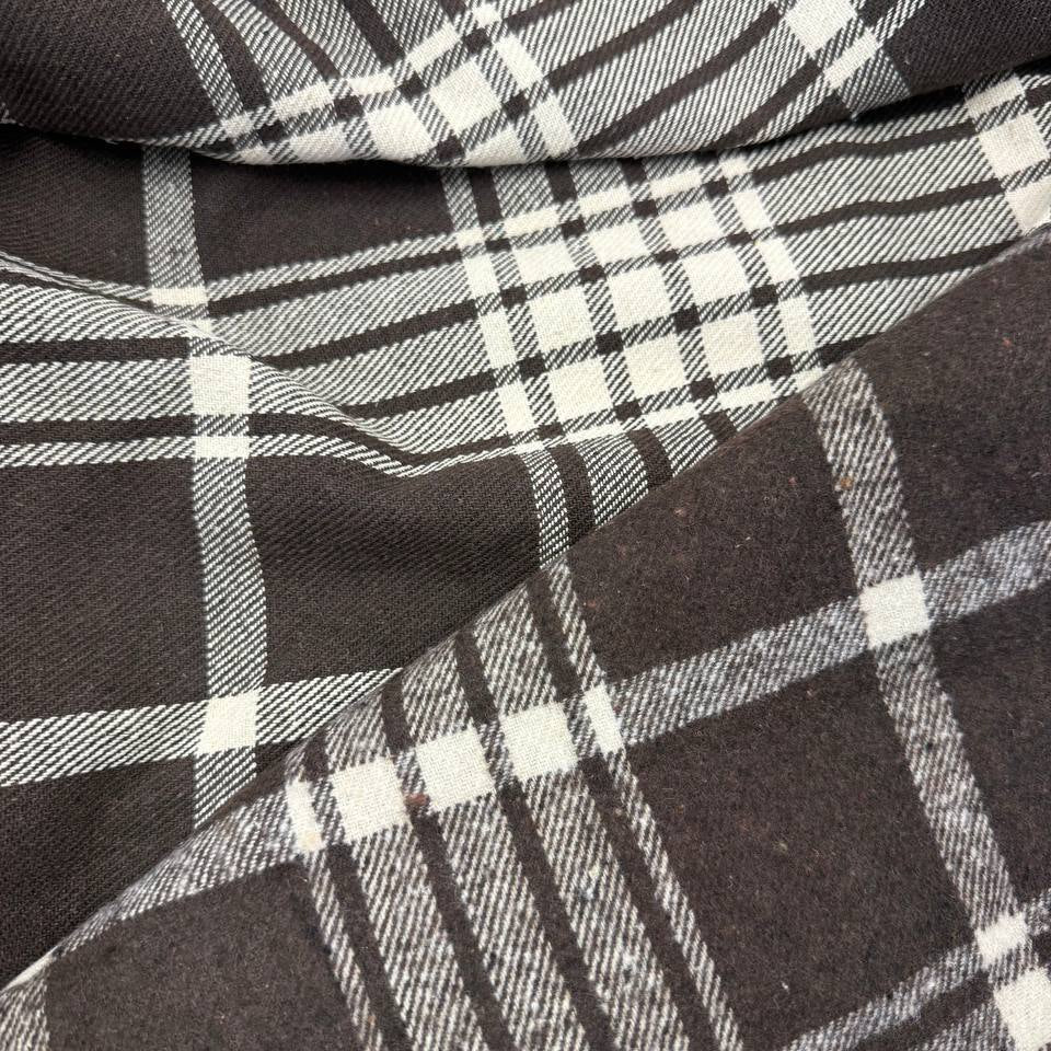 Black and white yarn-dyed plaid fabric, 85% cotton and 15% polyester, double-sided, 150 cm wide.