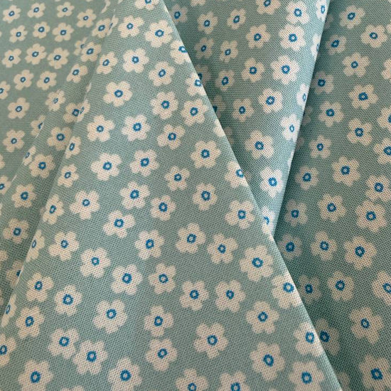 light blue fabric with small white daisy floral pattern for sewing and quilting – Sasha’s Atelier Canada