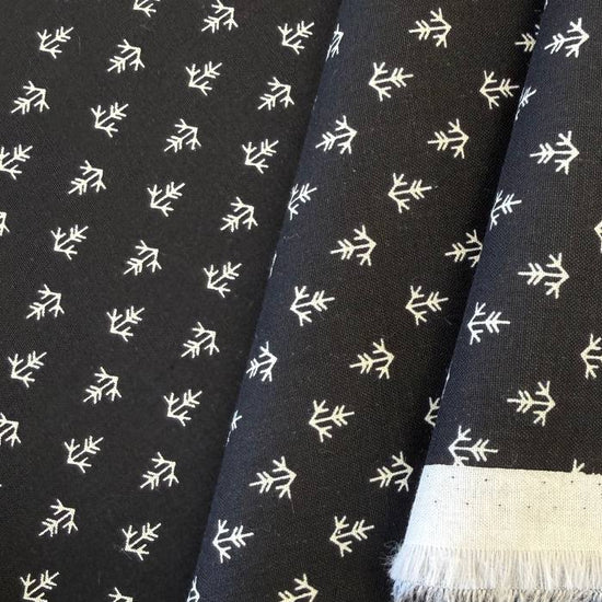 Black cotton fabric with small ivory arrow print – Moda Posh BasicGrey Onyx Noir