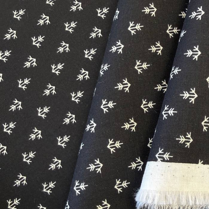 Black cotton fabric with small ivory arrow print – Moda Posh BasicGrey Onyx Noir