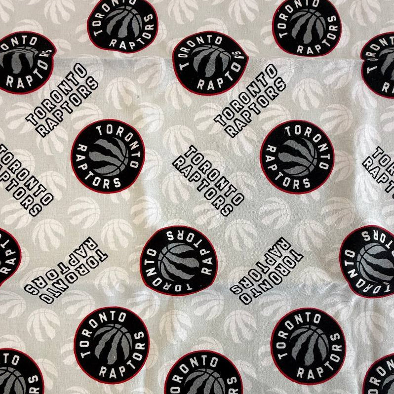 Toronto Raptors Fat Quarter made from 100% premium cotton, featuring the Toronto Raptors logo on a light grey background. Pre-cut fabric measuring 50 × 50 cm, perfect for quilting, sewing, patchwork, and crafts.