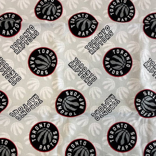 Toronto Raptors Fat Quarter made from 100% premium cotton, featuring the Toronto Raptors logo on a light grey background. Pre-cut fabric measuring 50 × 50 cm, perfect for quilting, sewing, patchwork, and crafts.