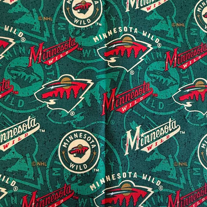 Minnesota Wild Fat Quarter made from 100% premium cotton, featuring the Minnesota Wild logo and team name on a green background. Pre-cut fabric measuring 50 × 50 cm, perfect for quilting, sewing, patchwork, and crafts.