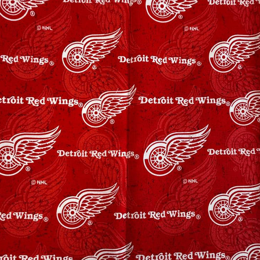 Detroit Red Wings Fat Quarter quilting cotton fabric, 100% cotton, pre-cut 50 × 50 cm with official NHL team logo.